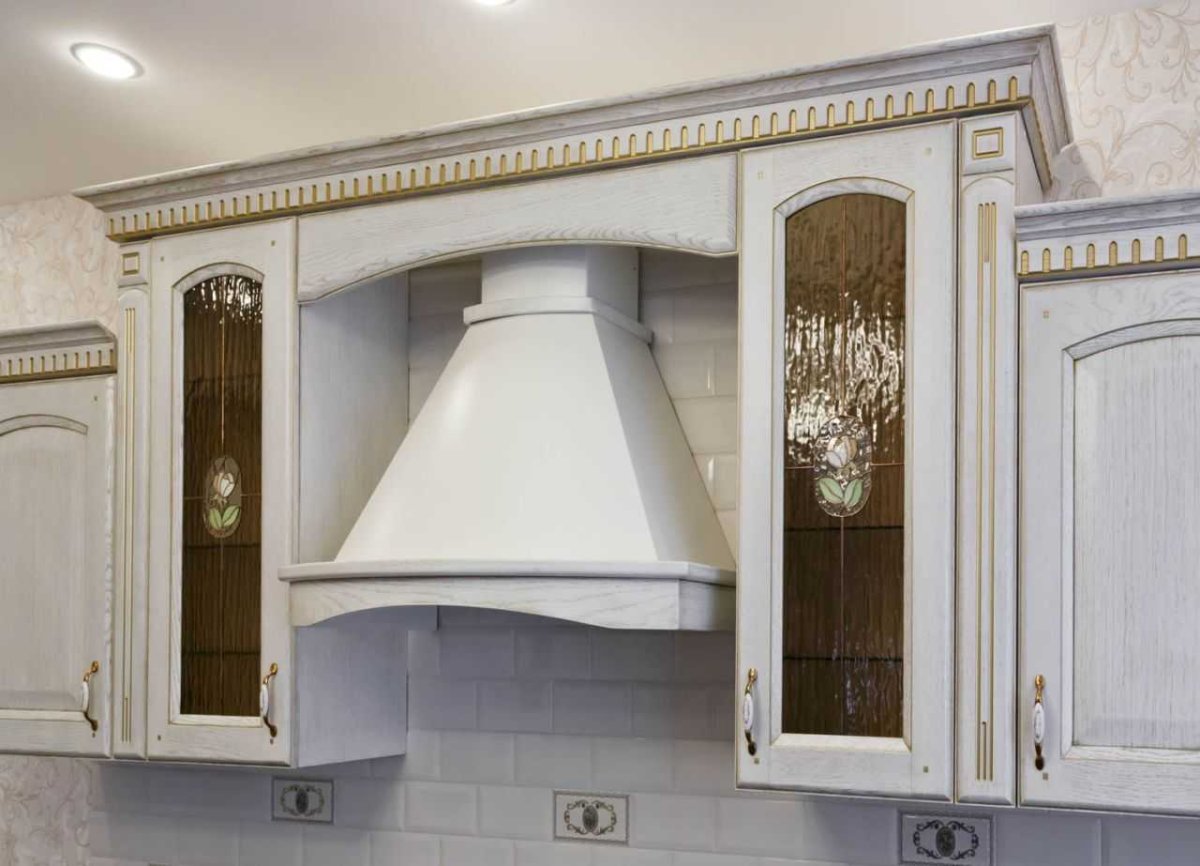 Кухонная вытяжка в классическом стиле
