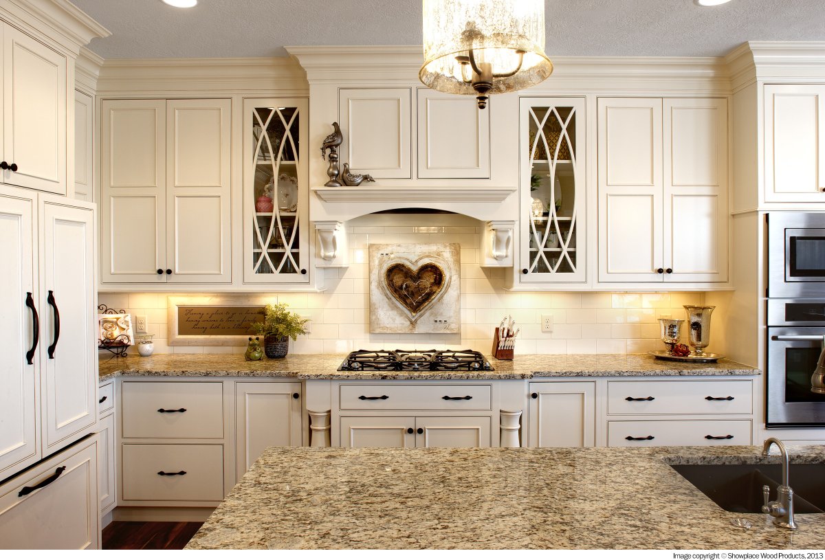 Кухня в классическом стиле встроенная вытяжка