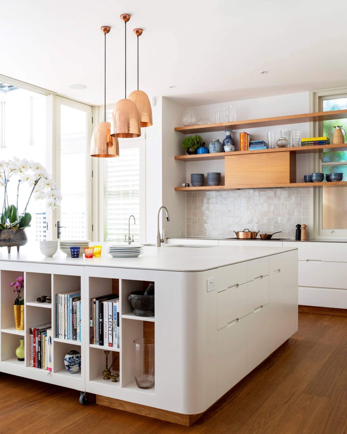 Кухонный остров с открытыми полками