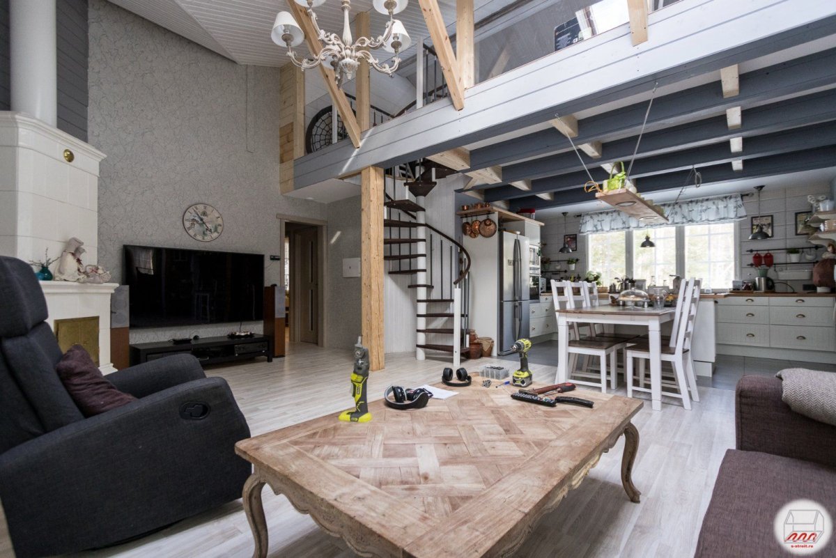 Каркасный дом с высокими потолками