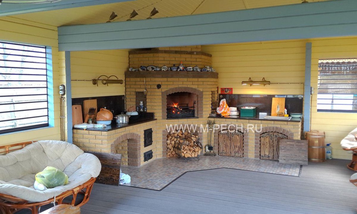 Летняя кухня с камином