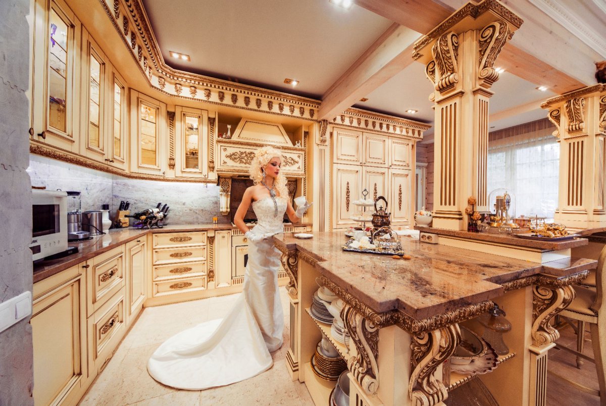 Красивая богатая кухня