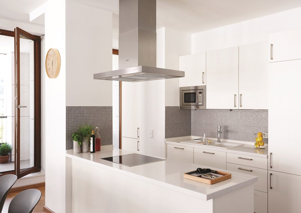 Белая глянцевая кухня с вытяжкой