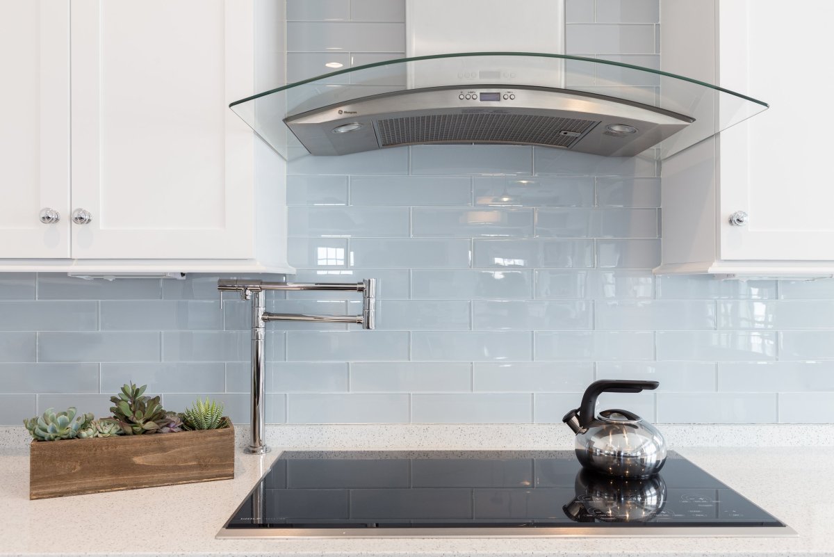 Кухонная вытяжка стеклянная