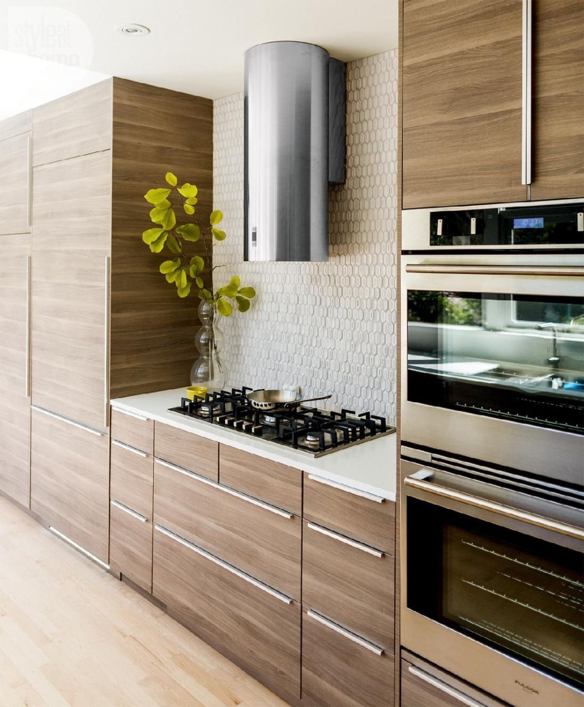 Цилиндрическая вытяжка для кухни в интерьере