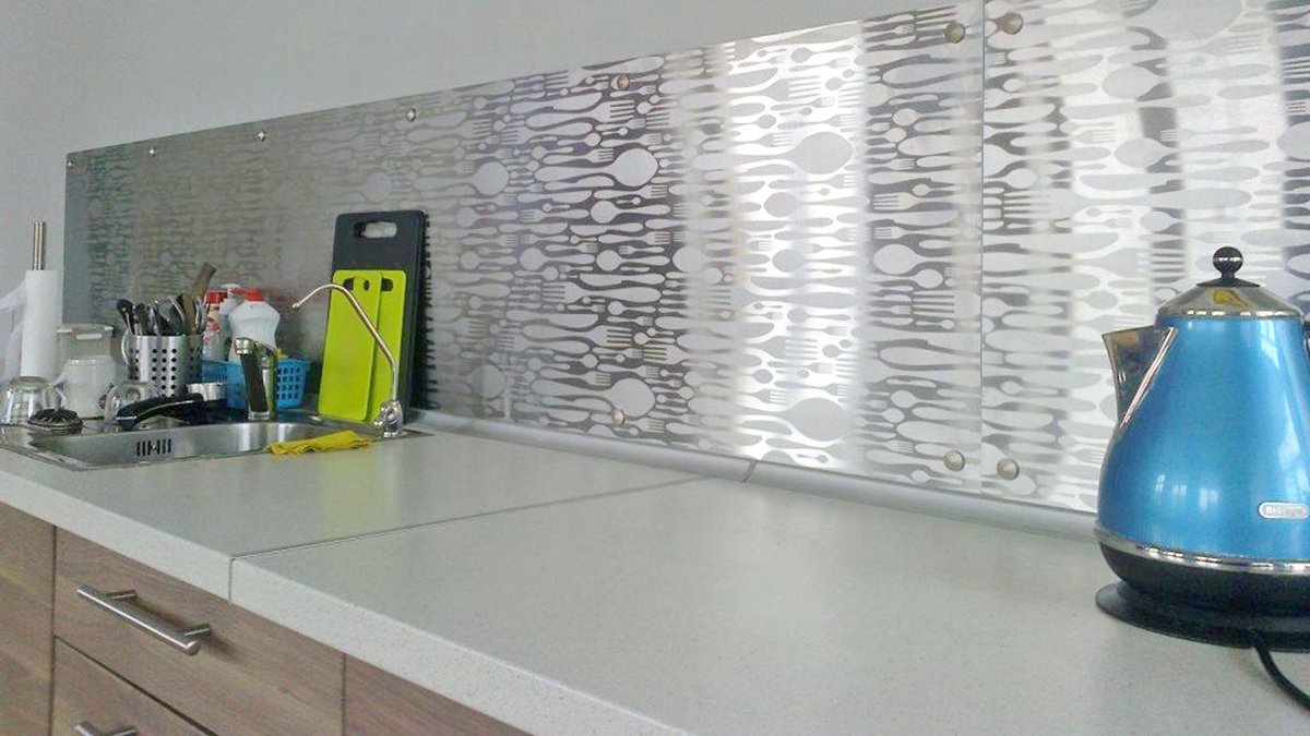 Металлический кухонный фартук