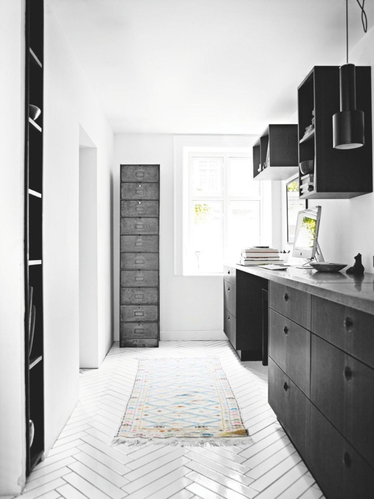 Плитка елочка черно белая