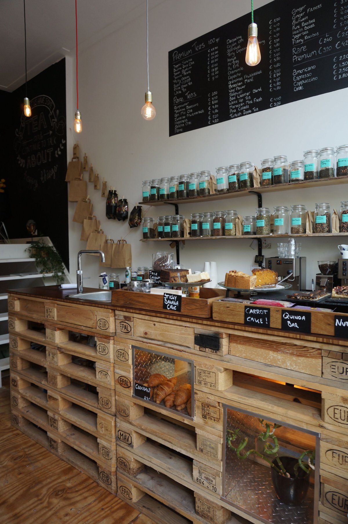 Поддоны в интерьере магазина