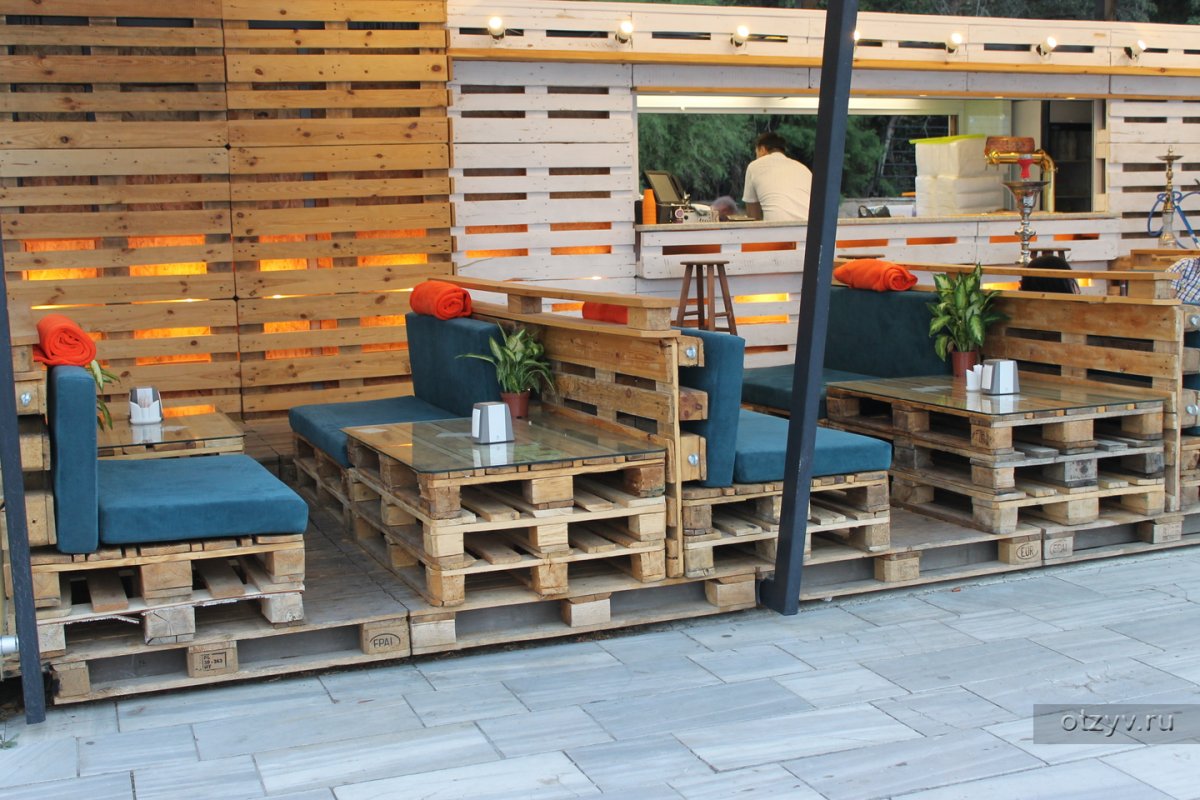Мебель из поддонов для кафе