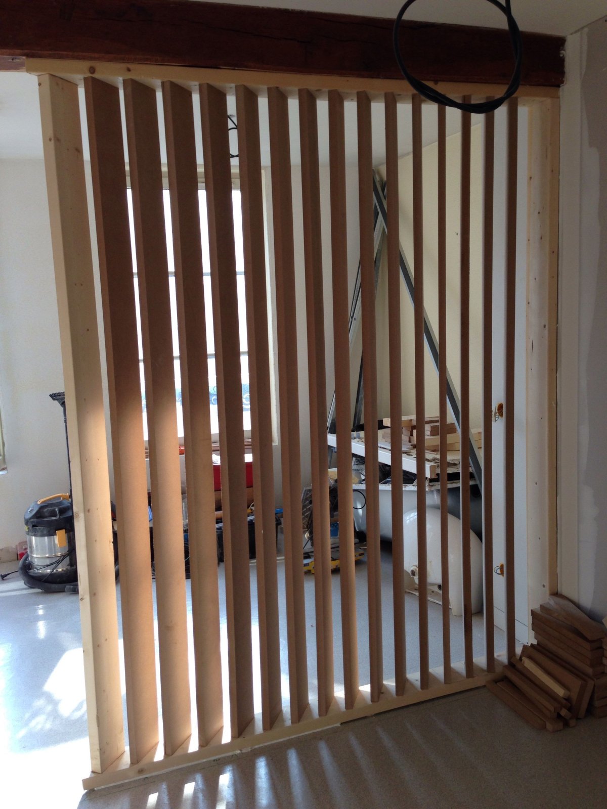 Загородка из реек в комнате