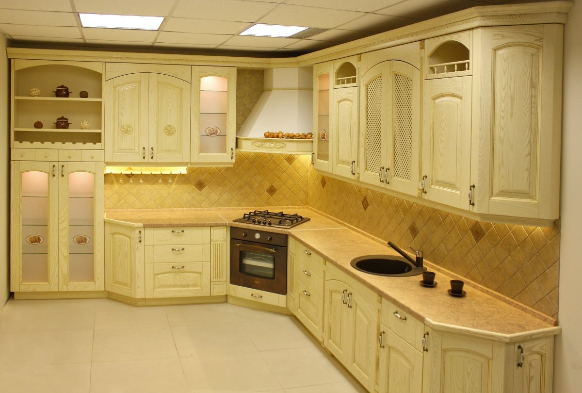 Угловая плита на кухне