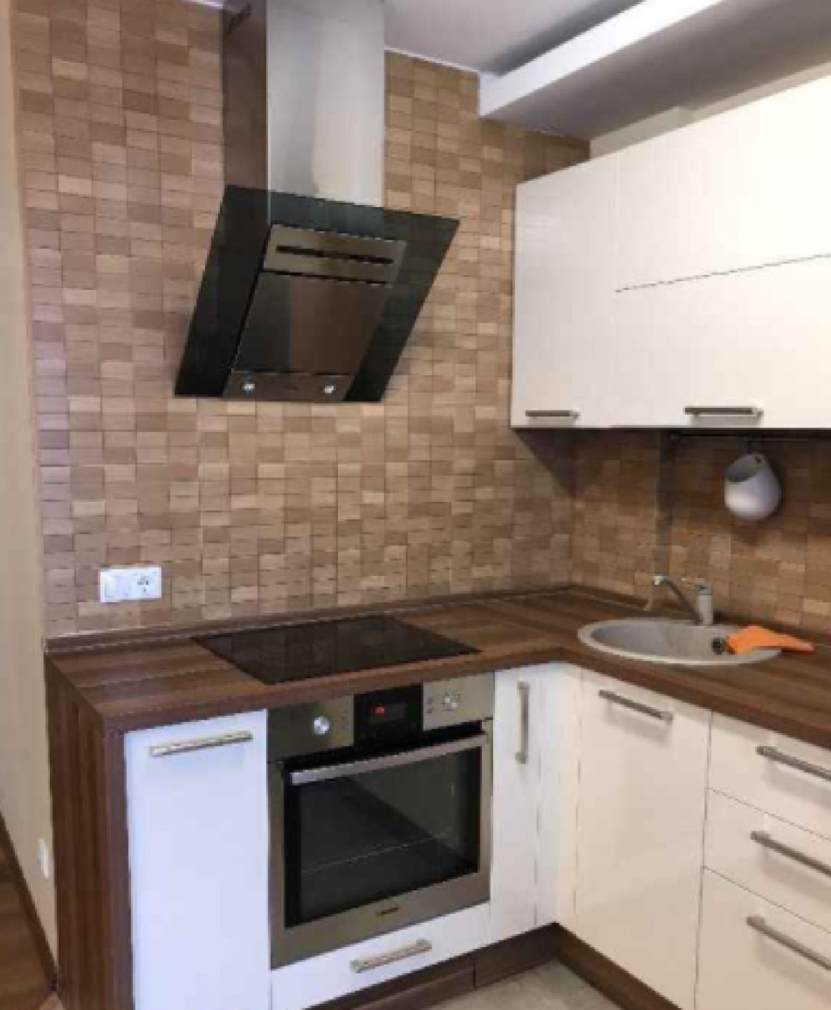 Кухня с угловой варочной панелью