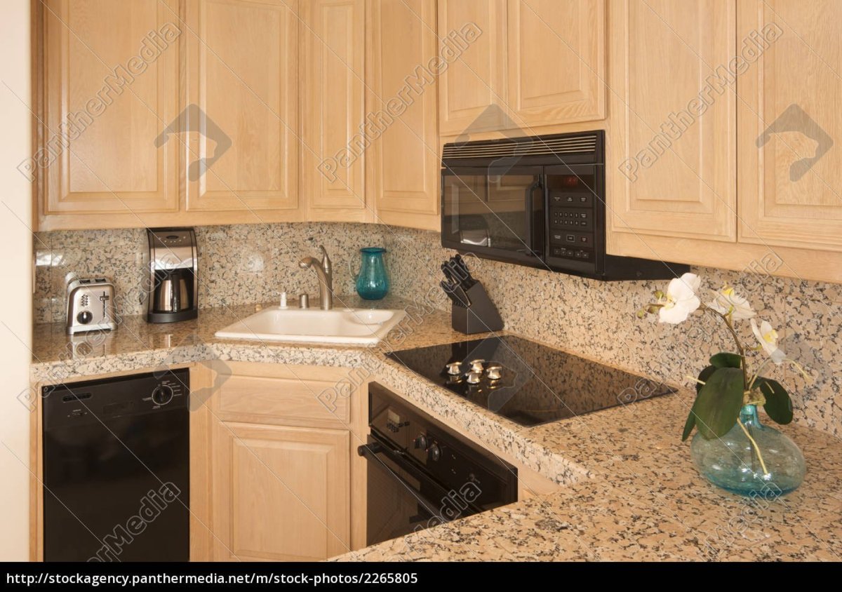 Угловая мойка рядом с плитой