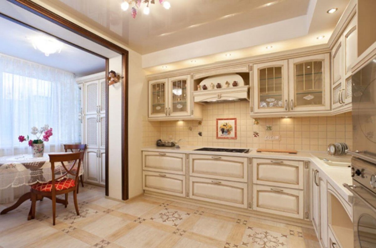 Кухня в классическом стиле с балконом