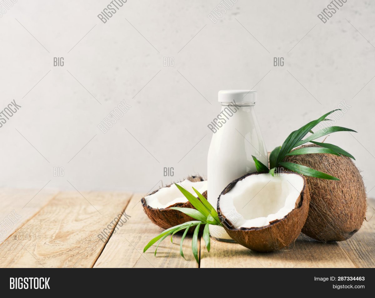 Стеклянная бутылка с молоком кокоса