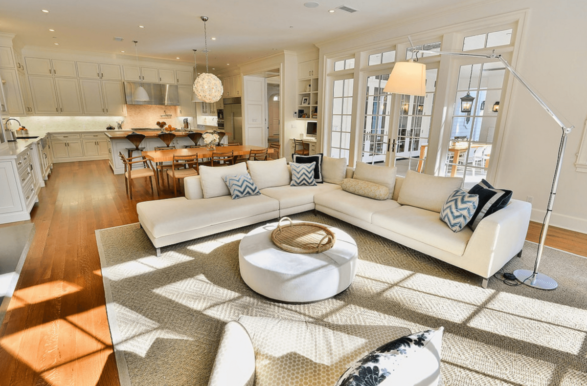 Интерьер просторной гостиной