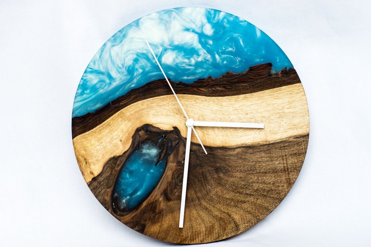 Часы из смолы