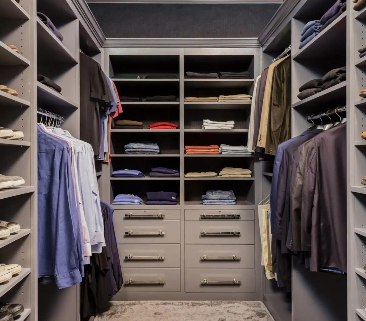 Шкаф в гардеробную комнату