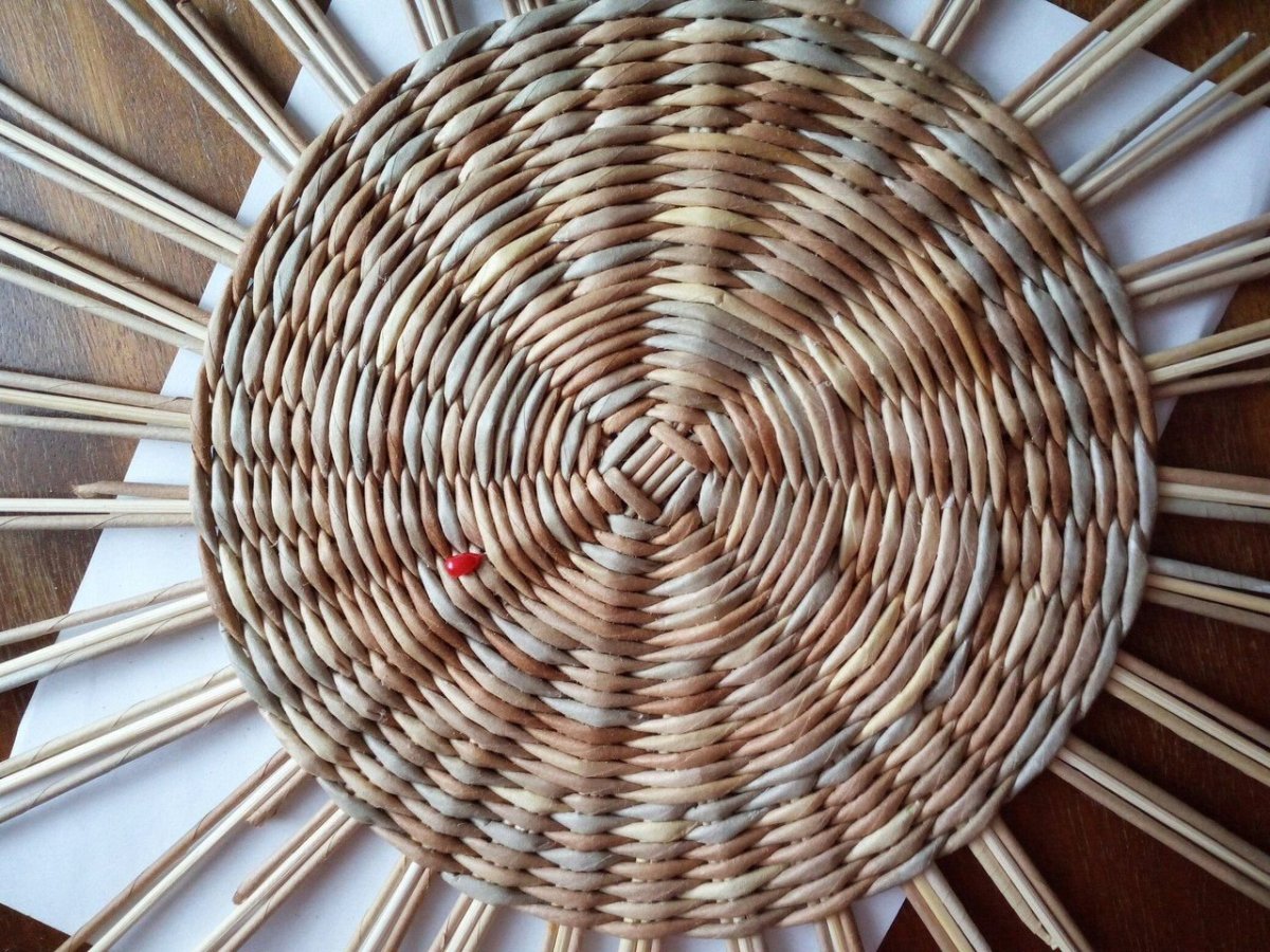 Декоративное панно из бумажной лозы