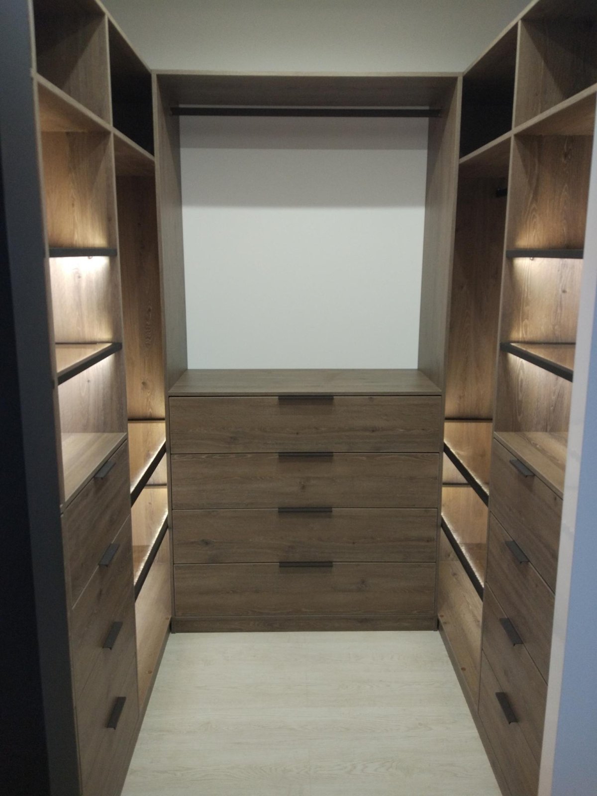 П-образная гардеробная комната