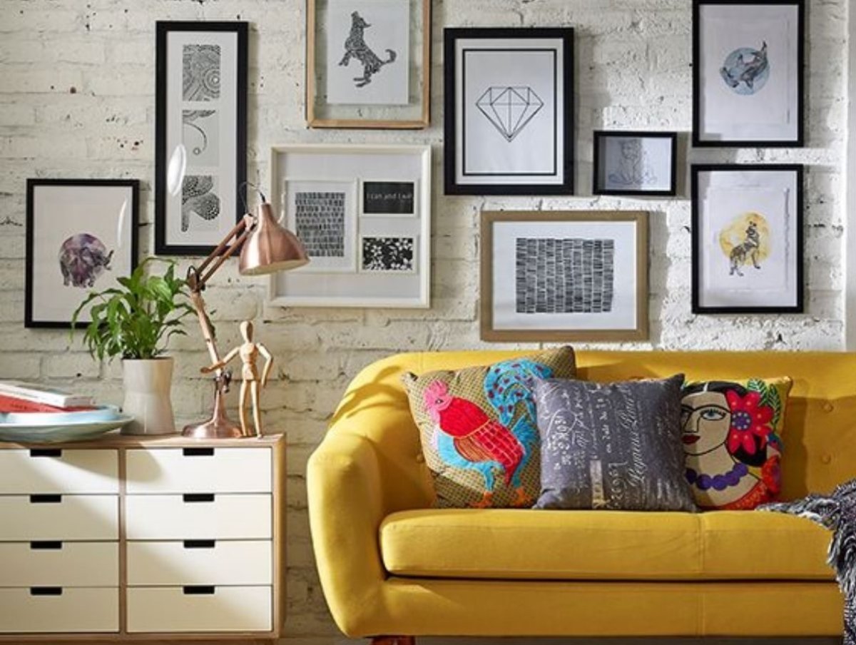 Декор на стене горчичным диваном