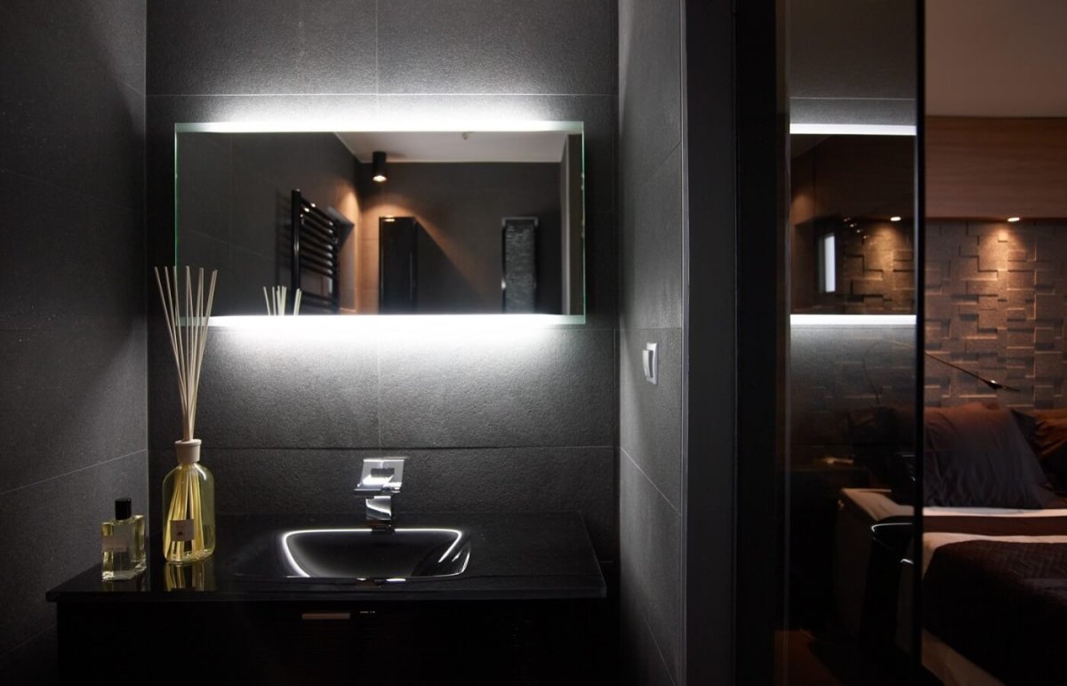 Черная ванная комната с подсветкой