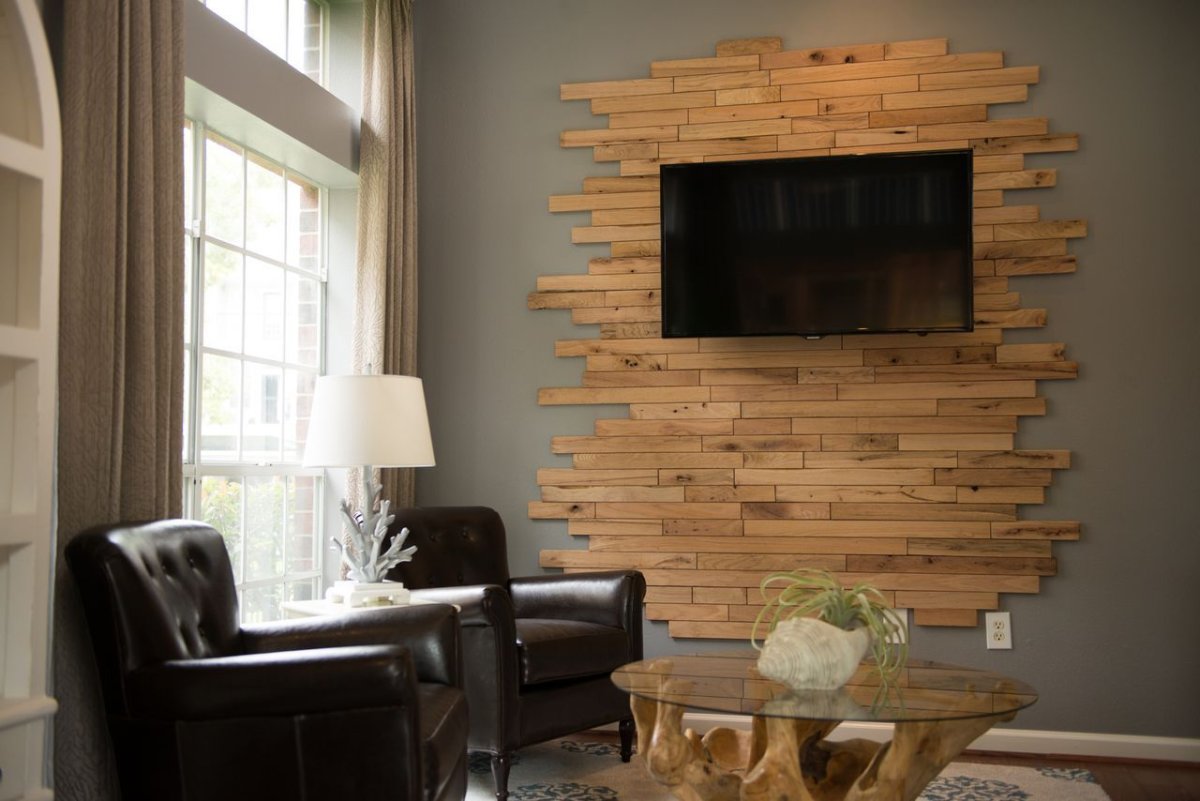 Декор на стену в гостиную из дерева