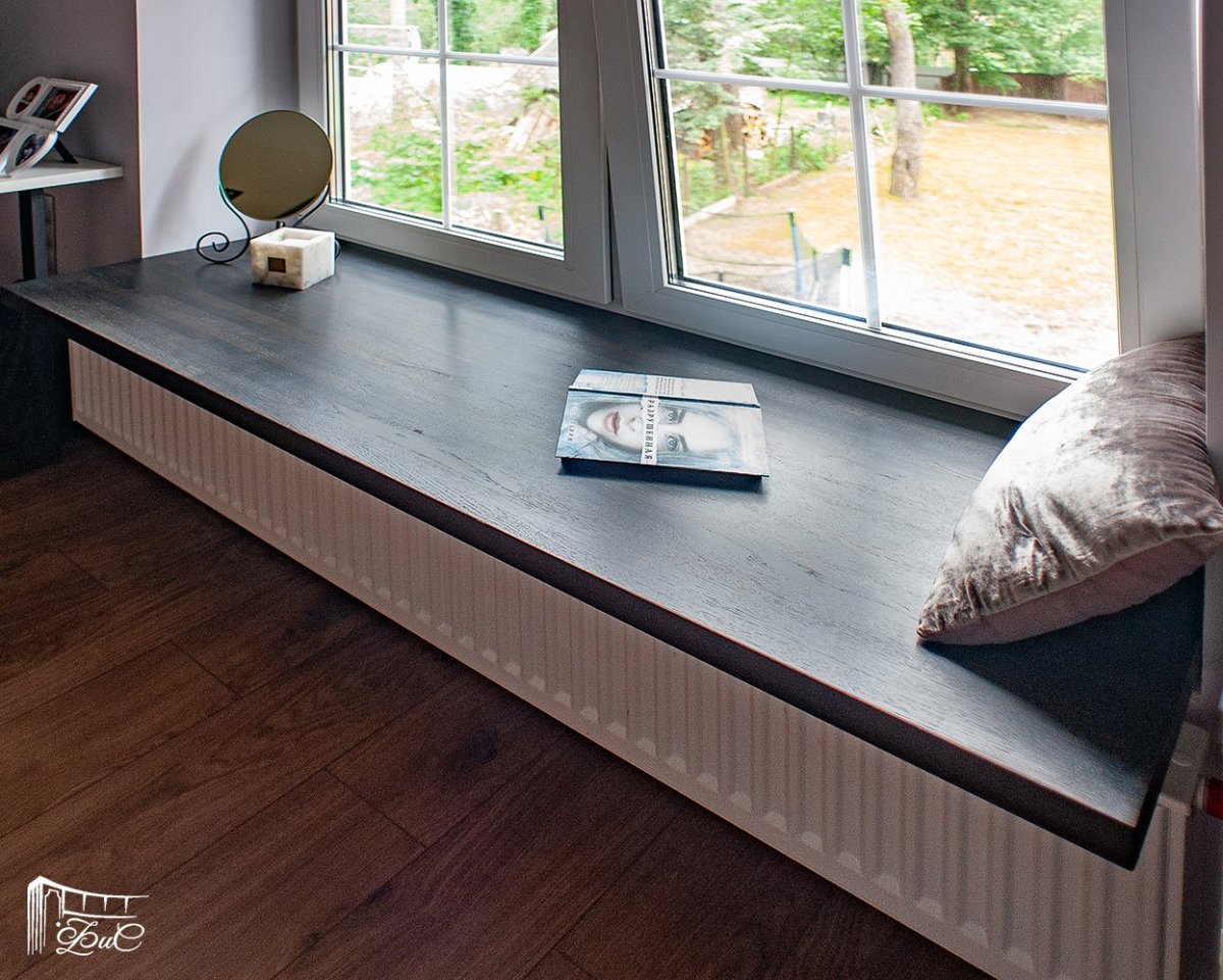 Широкий деревянный подоконник