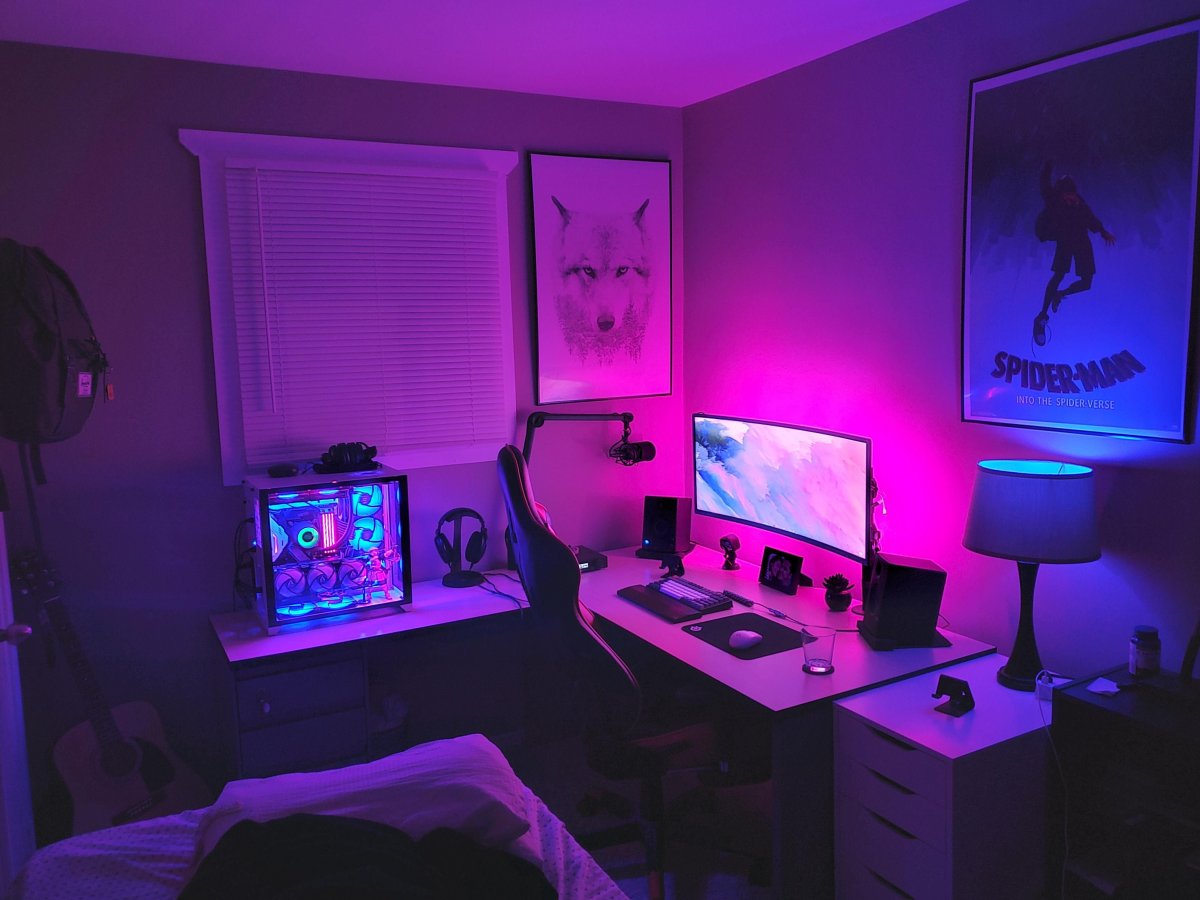 Комната геймера в неоновых оттенках