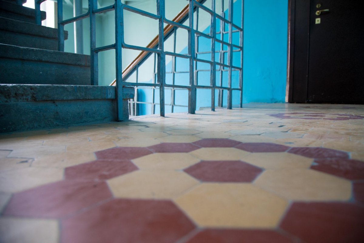 Метлахская плитка в подъездах