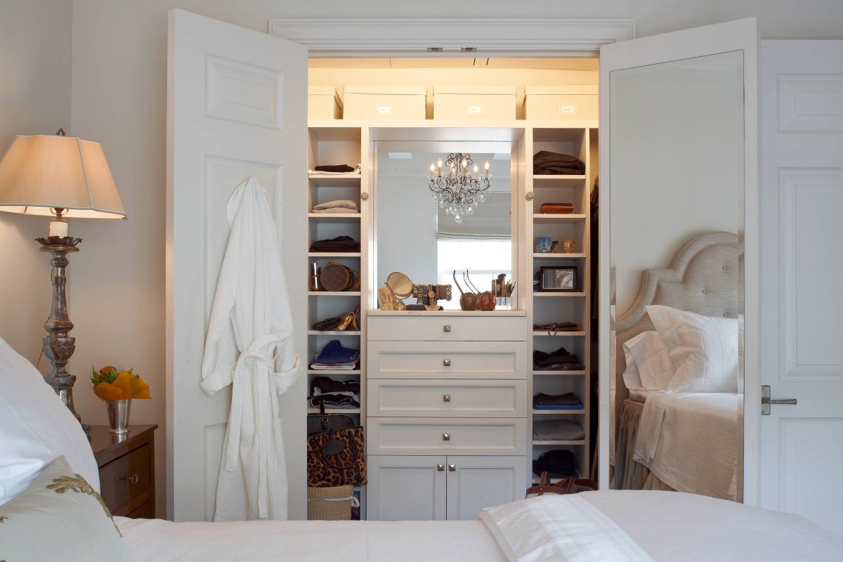 Маленькая гардеробная в спальне