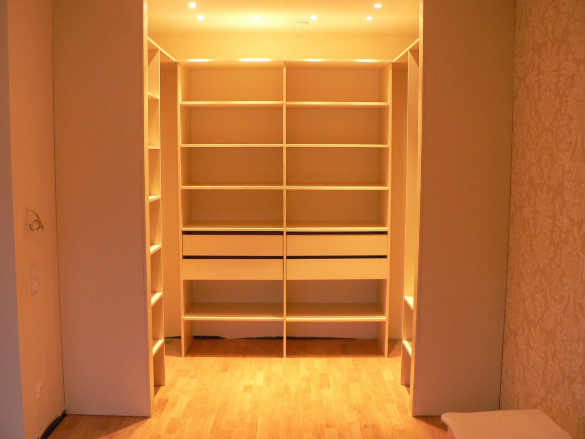 Гардеробная в нише комнаты