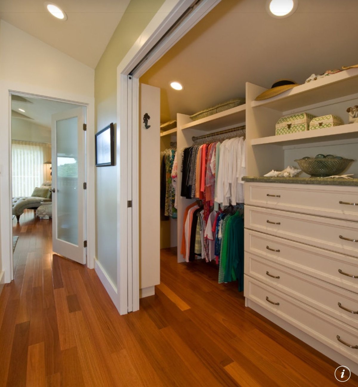 Гардеробные в нише комнаты