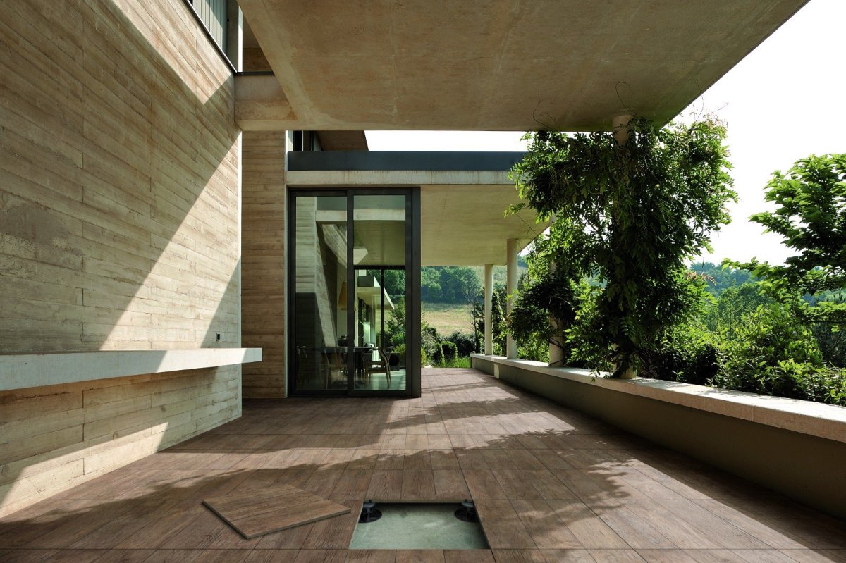 Плитка под дерево на террасе