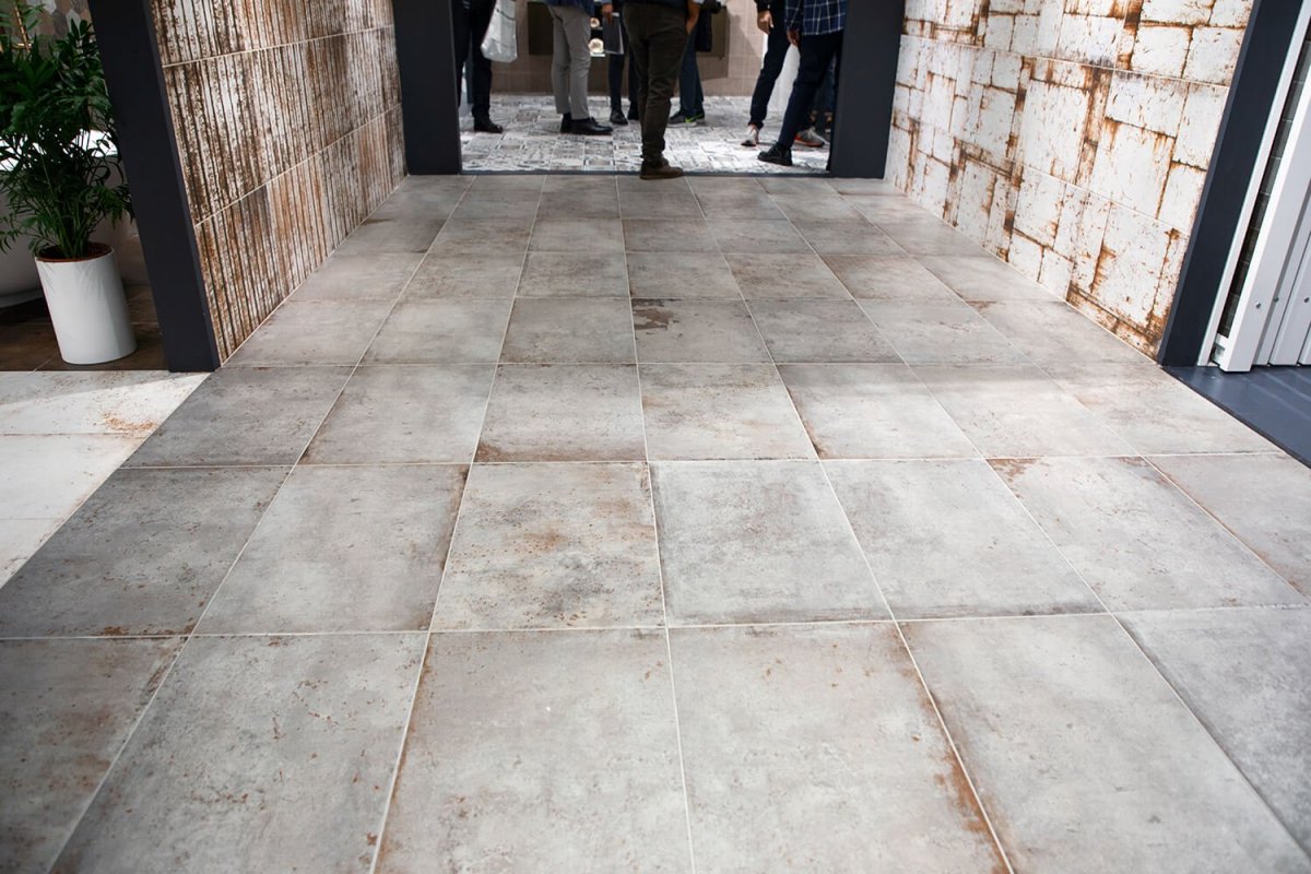 Белый и кафель под ржавчину