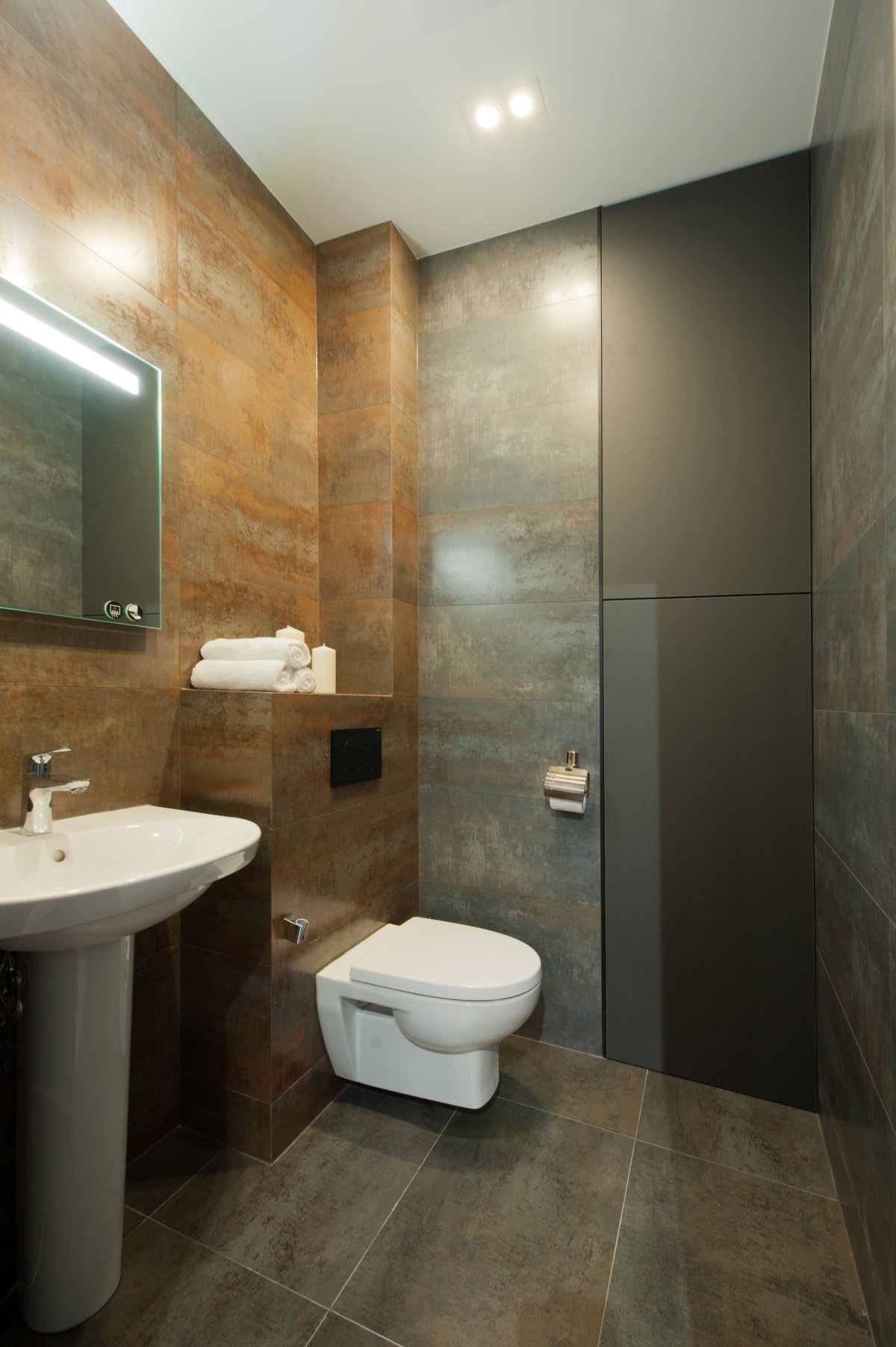 Санузел в плитке под ржавчину