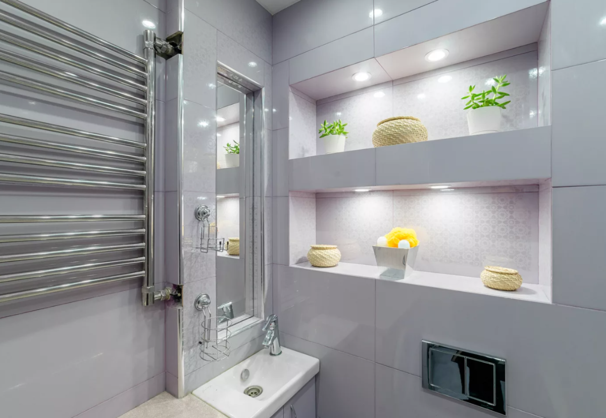 Встроенные полки в ванной комнате