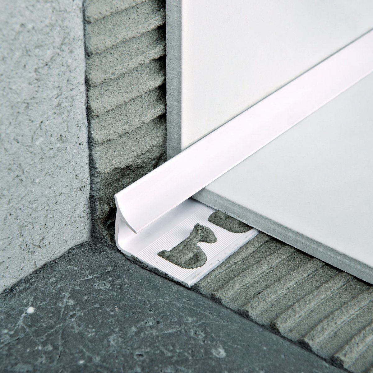 Пластиковый угол для плитки