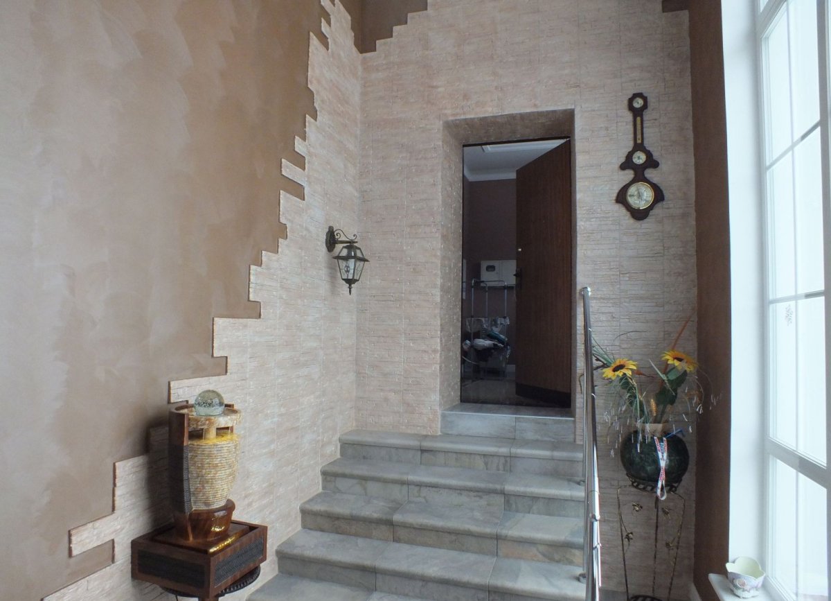 Декоративная штукатурка с камнем в отделке