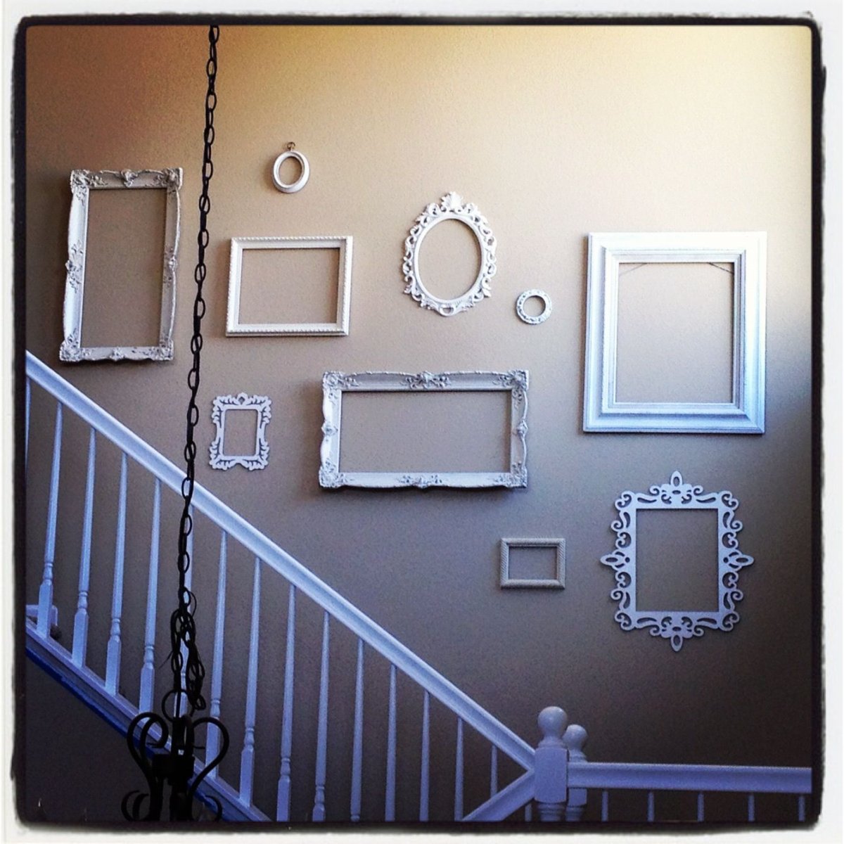 Пустые рамки на стене в интерьере