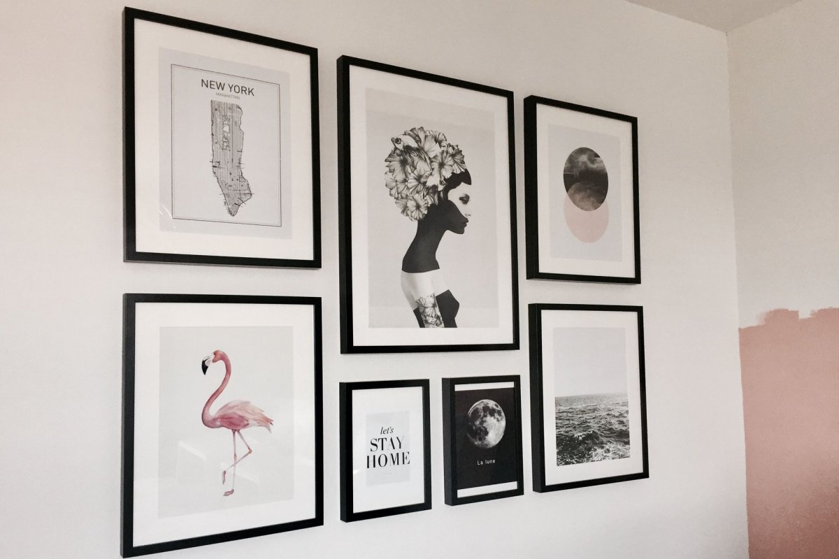 Размещение постеров на стене