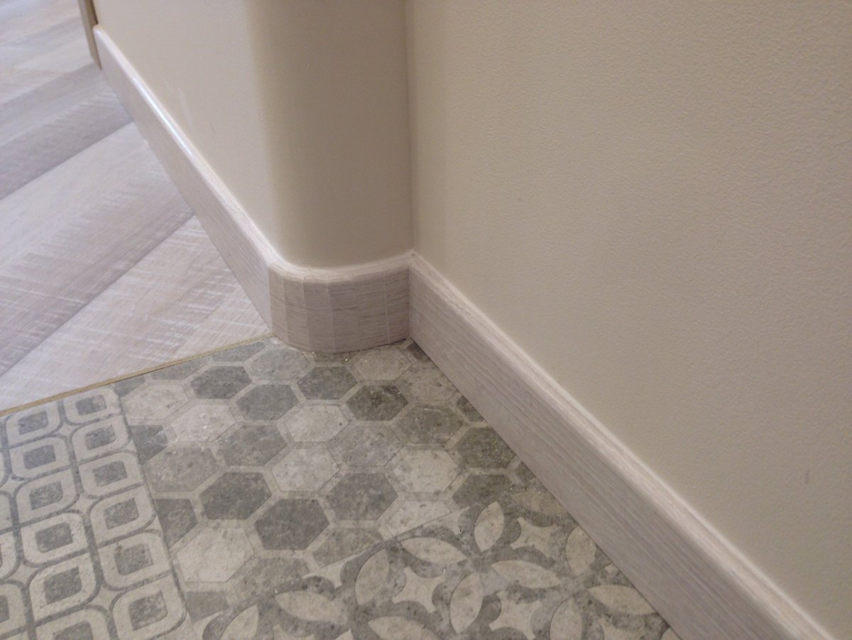 Керамический плинтус в прихожей