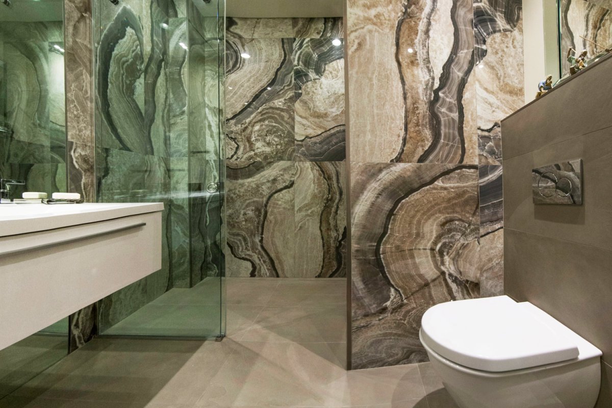 Широкоформатная плитка в ванной комнате