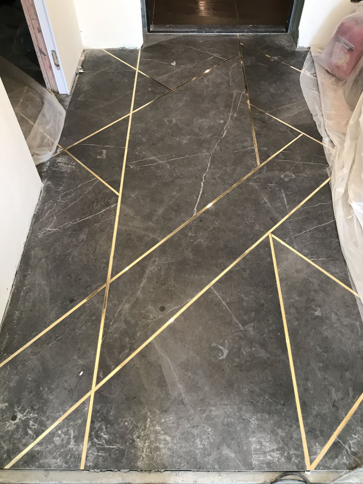 Укладка керамогранита на пол