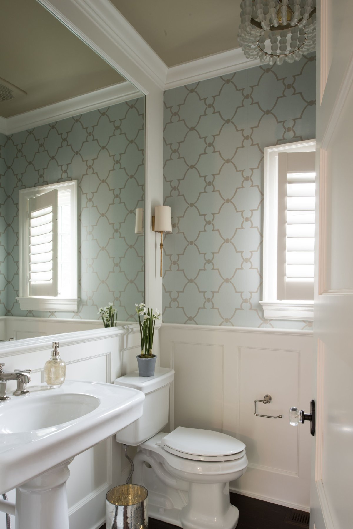 Ванна с плиткой до середины стены