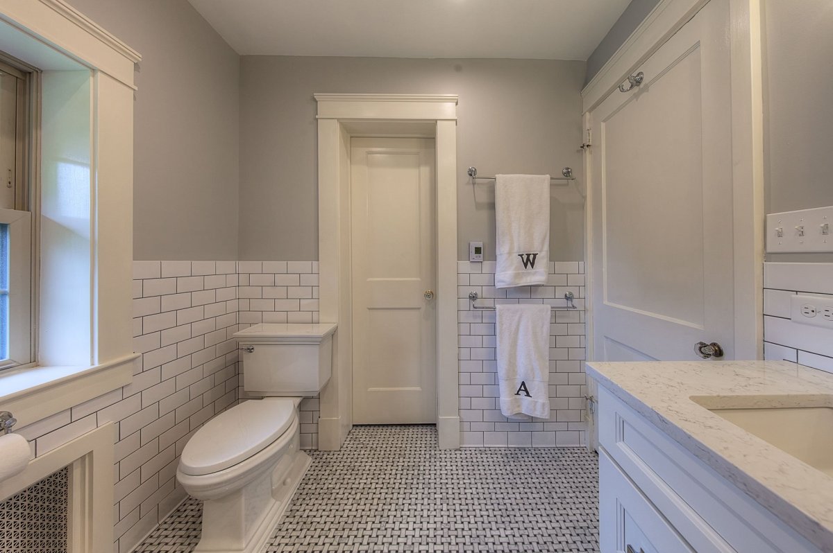 Плитка кабанчик в ванной комнате с покраской стен