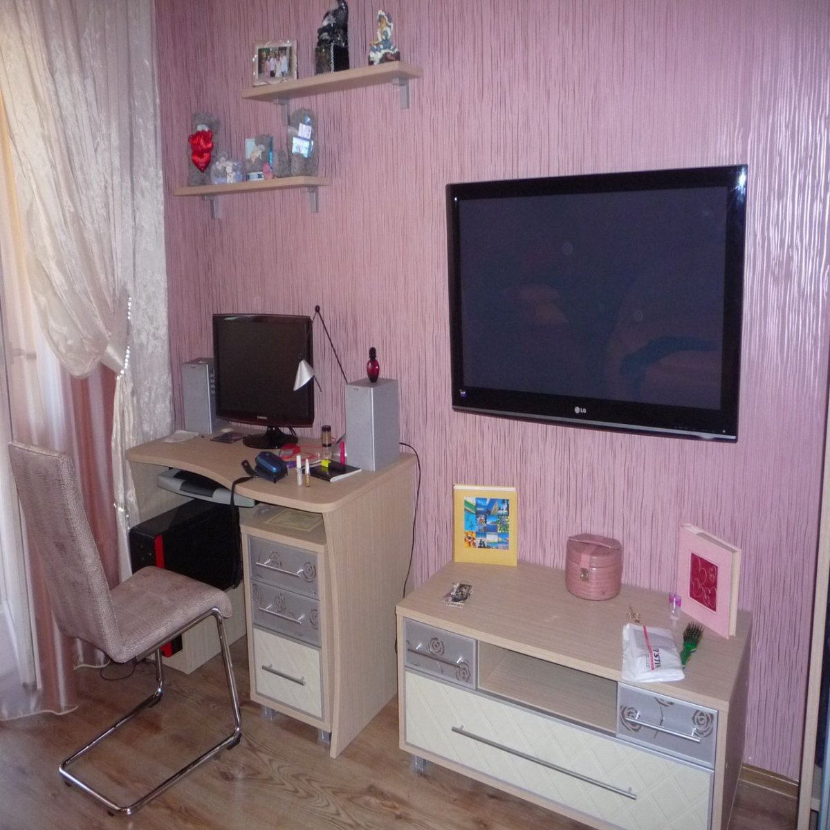 Телевизор над компьютерным столом