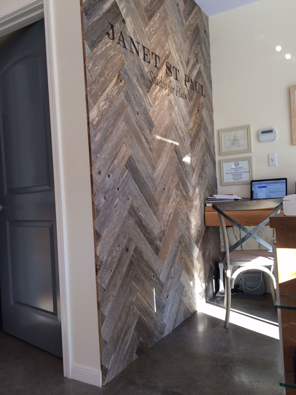 Декоративная стена из паркета