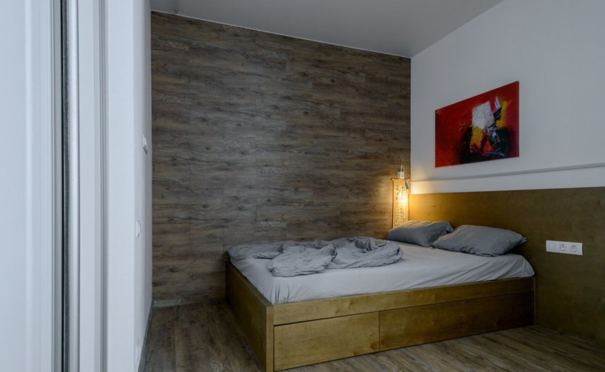 ПВХ ламинат на стену спальни