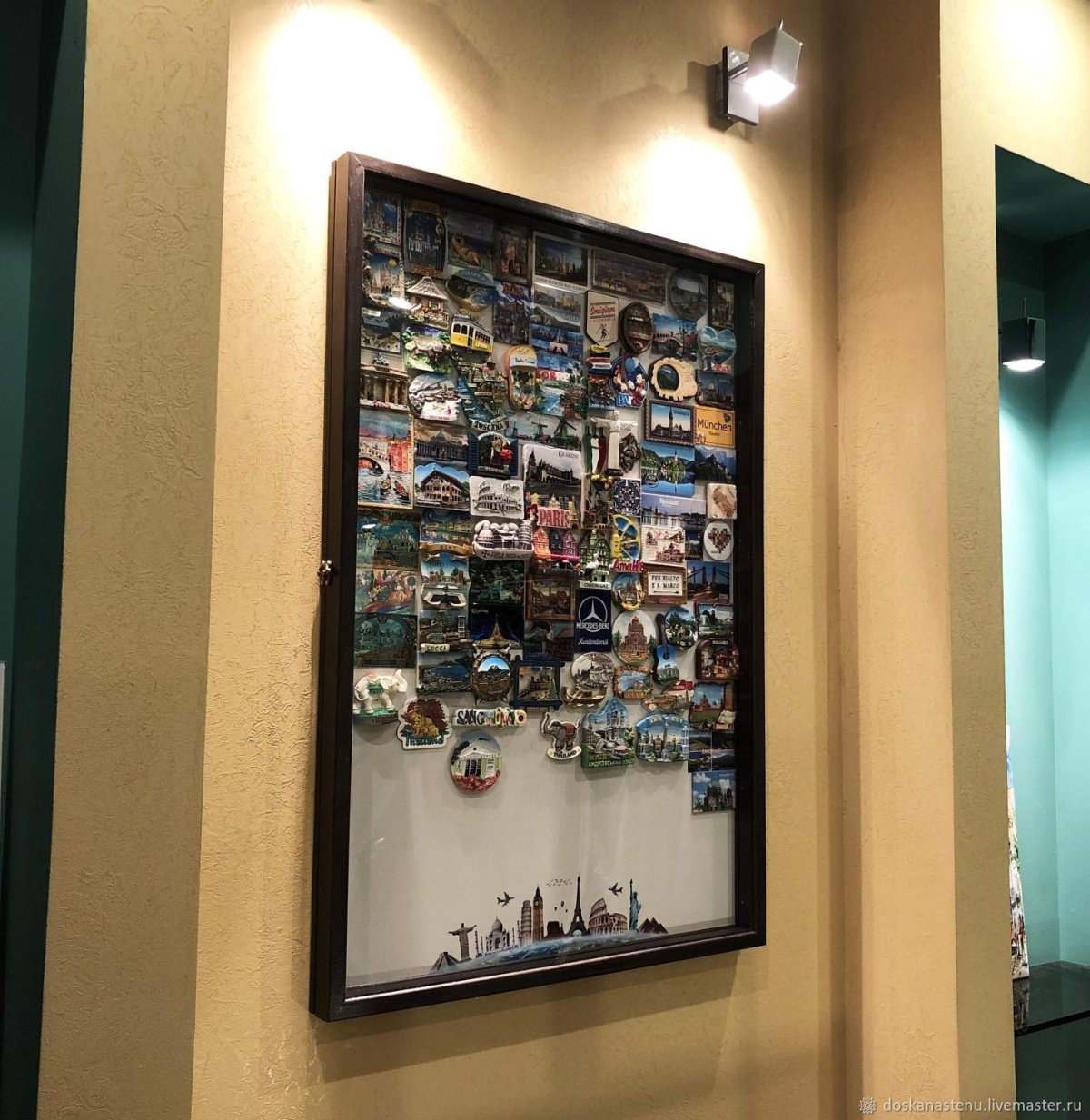 Доска для сувенирных магнитов на стену